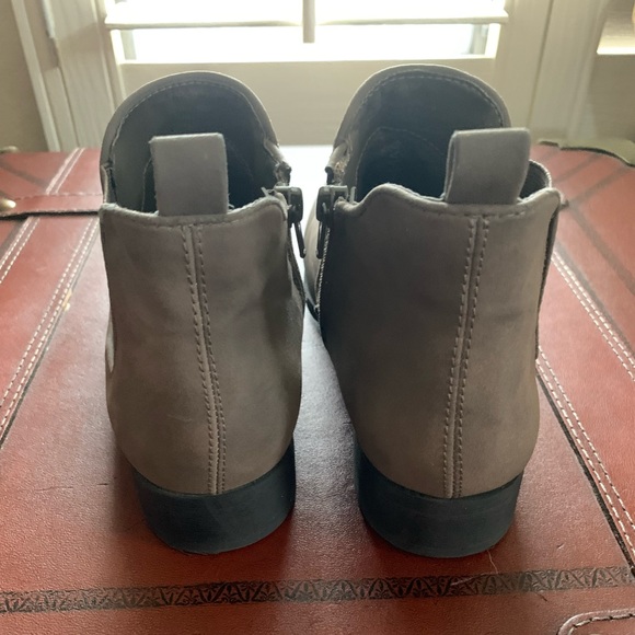 AMERICAN RAG Taupe Brown Suede ADESYRE ANKLE BOOTS Bootie 1" Heel
Women's Sz 8M - Picture 4 of 9